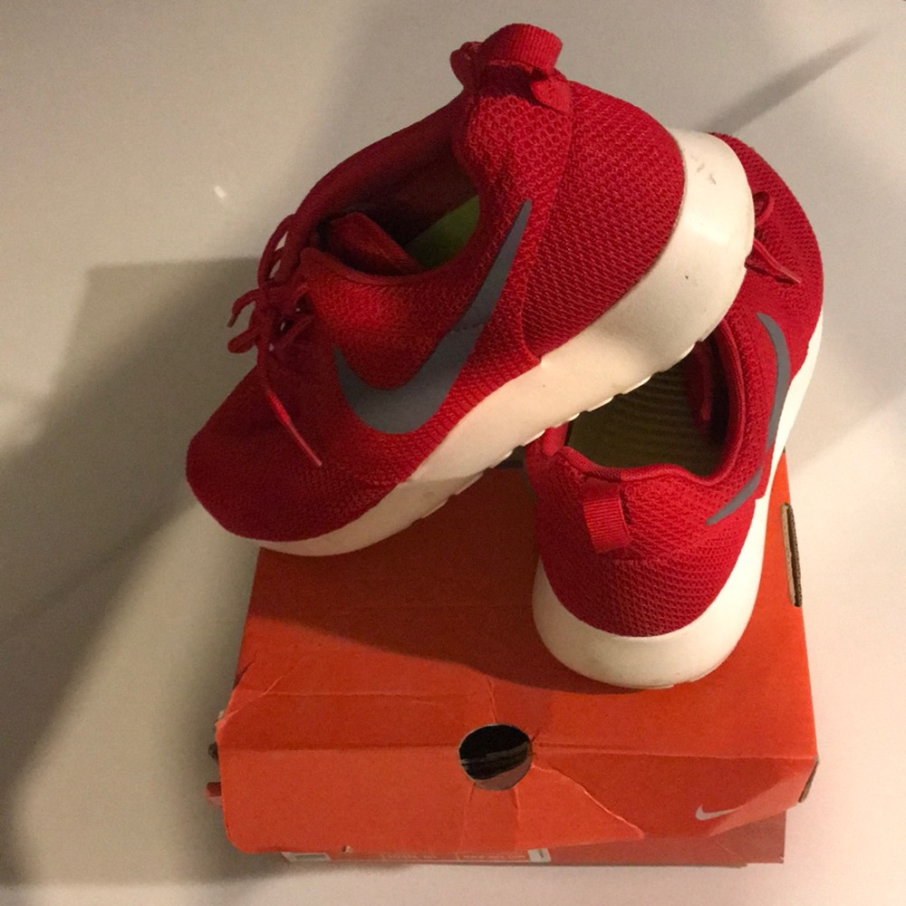 NEW NIKE ROSHE.